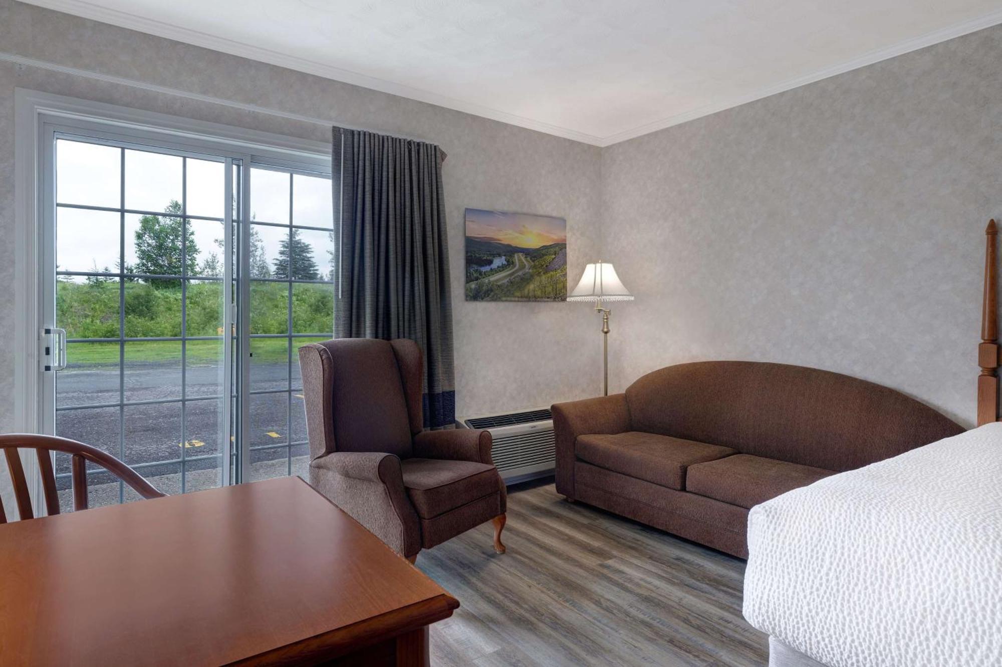 Days Inn By Wyndham Edmundston Esterno foto