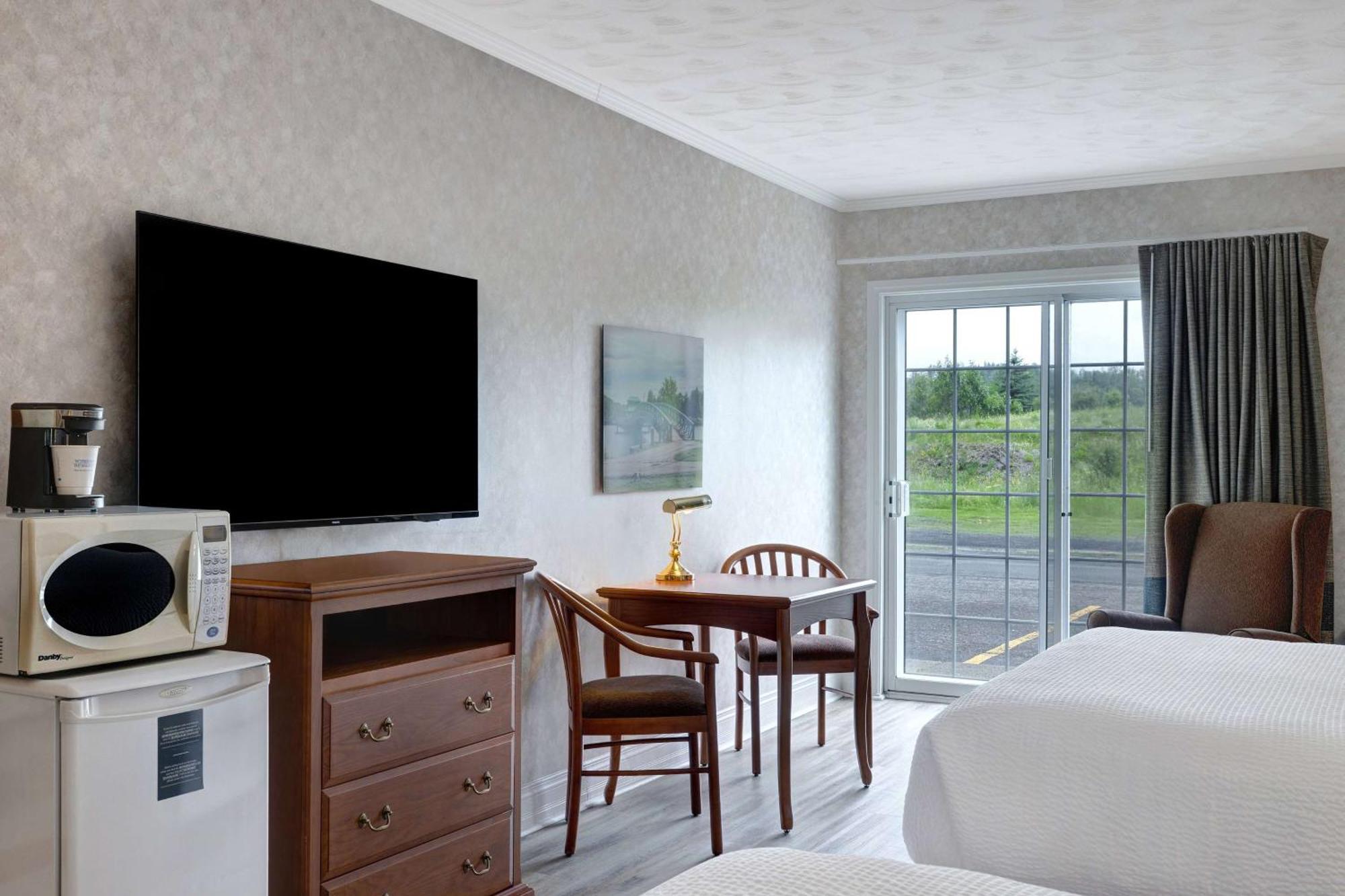 Days Inn By Wyndham Edmundston Esterno foto