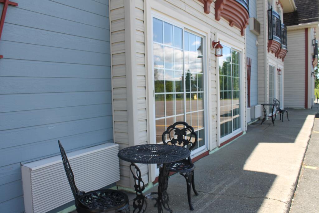 Days Inn By Wyndham Edmundston Esterno foto